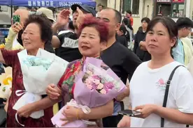 6月9日，德州二中高考考点，一位父亲把结束高考的孩子高高抱起。#高考 #感动瞬间 #高考结束视频封面