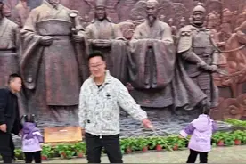 …有了四胞胎后，出门，最怕意见不统一，有绳子也怕地上爬，宝爸最后只好你闹我笑……#四胞胎 #宝爸带娃 #奶爸带娃的正确方式