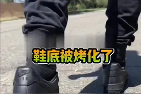 高温天气融化鞋底 如果温度太高会不会让鞋底融化呢 #解压  #外国人真会玩  #户外玩耍视频封面