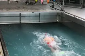 昨日提问解答，在水中逆流而上的是张雨霏！这个水槽的流速大概是1.9m/s，要保持在这样的流速游进且动作不变形需要强大的体能基础支撑，普通人还是尽量在静水里游泳哦#游泳运动员 #张雨霏 #水槽训练视频封面