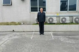 我退伍30年了，今天讲解示范一下敬军礼的动作要领