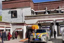 当你有幸见到十一世班禅大师回到扎什伦布寺，大师说视频封面