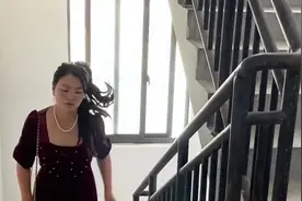千万不要穿红色的衣服去参加别人的婚礼，不然你就和我一样太丢人
