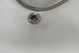 给大家分享一下洗手池底座不回弹，摁下去然后拿不出来怎么办视频封面