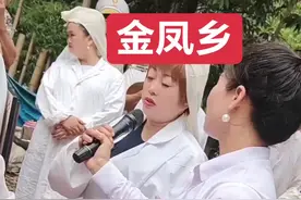 #小英桃溪文艺送给每一位失去亲人的朋友：他（她）只是跳出了时间，变成宇宙里最原始的组成部分分子原子，慢慢的重新构建成你身边的其它事物，以后为你遮风挡雨的大树是他，为你抵挡寒冷的毛衣是他，当你疲惫时望向天空上的白云还是他，他只是你亲人的身份消失了，但是其实他以后无处不在，他离开了却散落四周继续用他的方式爱着你。