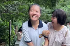 心心念念的小学班主任李老师终于见到了，跨越35公里从湘潭到长沙，带着她的同事周老师一起过来看萱萱了，周老师跟萱萱初次见面两个人就有聊不完的话。两位带班的班主任老师全程搀扶着萱萱，路上给萱萱喂水，擦汗。还带着她去看电影夹娃娃，闺女呀你何其有幸遇见这么多善良又温柔的人，这你人生中最大的财富。你要好好珍惜，长大一定要做一个懂感恩的人。#记录真实生活 #传递善良传递爱 #愿所有孩子都被温柔以待 #岳麓山视频封面