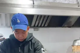 《西葫芦炒鸡丁》这样做的下饭菜鲜嫩入味，颜色搭配又好看，很受欢迎，你快试试。#西葫芦鸡丁#食堂大锅菜#炒西葫芦家常做法 #美食教程