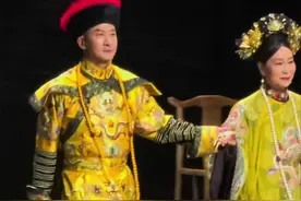 #周杰 #奚美娟 话剧谢幕致谢观众，三小时一镜到底零失误让观众大呼过瘾，一句谣言终结了周杰如日中天的演绎事业，可惜了一个好演员！视频封面