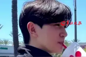 张智霖袁咏仪18岁儿子高中毕业，有传计划出国留学，其毕业典礼视频曝光 #张智霖 #袁咏仪 #毕业季 #高中 （编辑：李婕舒；审签：罗钧栋）视频封面