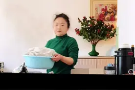 五十五岁，拿着2000不的退休金，生活在四川的一座四线小城里，住在一个不起眼的低档小区里。虽然说房子有点小，但我从未觉得自己卑微或寒酸。#房子 #记录真实生活 #退休生活 #生活感悟 #观点分享视频封面