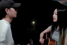 “每当我找不到存在的意义，每当我迷失在黑夜里，夜空中最亮的星，请照亮我前行…”#夜空中最亮的星 #奔赴你的星辰大海 #夫妻双吉他 #前奏一响拾起多少人的回忆视频封面