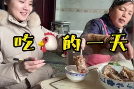 周末悠闲时光，一边做饭一边说笑聊天，一家人享受香喷喷的盐焗鸡视频封面