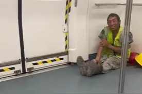 地铁里全是空位，工人大叔却独自缩在角落，“我不坐 身上太脏”视频封面