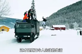 荒野建造：男人将淘汰的消防车，改造成双层卧室的越野房车！视频封面