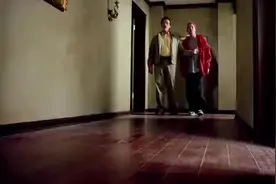 男子用强酸溶解尸体，谁知竟把浴缸一起融掉，血肉直接掉到了一楼视频封面