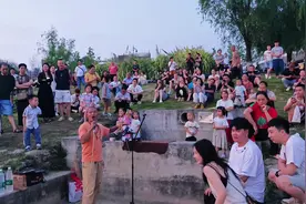 绿芯公园清水河边水槽口走红的网红歌手（肤色越黑律动越强）视频封面