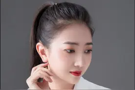 230万耳环引发热议，究竟是吃瓜？还是公民监督？#官方介入女演员戴百万耳环争议 #黄杨钿甜爸爸说耳环非正品 #媒体精选计划视频封面