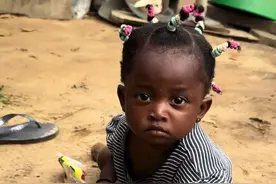 中非混血宝宝找爸爸，中国爸爸你在哪里#非洲纪录片 #中非混血 #中非友谊 #非洲农村 #非洲生活点点滴滴视频封面