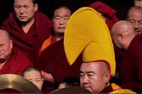 这韵律、节奏、气势、堪称一绝! 青海同仁民族特色的年味、每年都吸引无数摄影家探秘创作! 青海同仁春节摄影团也是金色大漠传统景点摄影线路之一#民俗文化 #中国社火看西北 #过年  #锣鼓 #摄影 @热门推荐💕视频封面