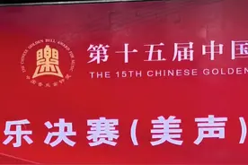 《夫人请看这张名单》 “猜猜评委最后打了多少分？👀 ——脚底踩满号码牌😅”#金钟奖 #神仙现场 #实力炸场  比赛什么情况都会发生，最重要就是享受舞台，放松歌唱！