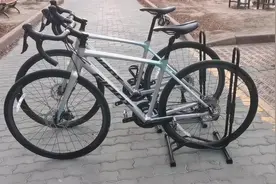 捷安特入门公路车scr- d，两辆，颜色一样，码数一辆，都是s码