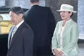 日本天皇夫妇出行，谦逊低调，笑容可掬，彬彬有礼#日本生活 #日本皇室#日本视频封面