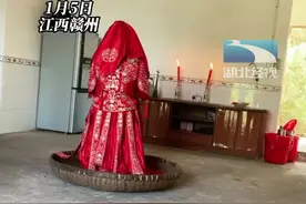 新娘被要求进门前端坐在主厅，五个小时脚不能离地，知情人：当地习俗等良辰吉时（@尚美化妆培训 ）#传统婚礼习俗 #愿每个女孩都能嫁给爱情视频封面