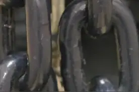 精钢重镣锁死双脚，轻镣犯尚能小步移动——司法戒具的每一克差异，都对应着《刑法》的量刑刻度。看镣环内侧的防脱倒刺，这是暴力犯罪者专属的“VIP镣铐”#政媒原创作者联盟 #司法警察#刑事警务保障#押解#抖来普法2025@抖音短视频