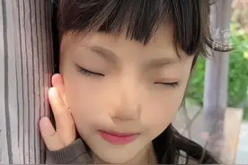 #8岁女孩因基因突变眼睛变蓝色 ，家长：她喜欢自己的眼睛，独一无二！