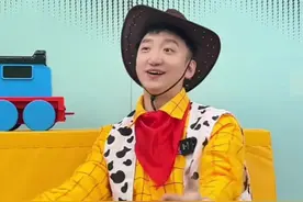 小朋友超喜欢的《三条小鱼》来啦～伸出小手学起来吧！#早教#0到6岁儿歌#亲子互动#幼儿音乐律动#手指谣视频封面