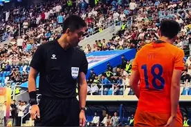 马宁发生误判后！发生有争议一幕！工作人员给马宁打个一把黑色雨伞！马宁立刻愤怒！被直接赶走！这场比赛的给大连球迷带来了不可磨灭的创伤#马宁视频封面