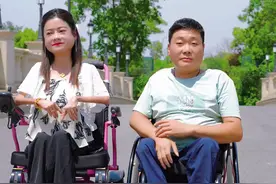 我们曾经在一起唱歌的老搭档！希望我们轮椅上的歌声能得到大家的喜欢，虽然我们身体不方便，但我们身残志坚相信不比正常人差。