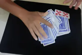 落牌抓牌教学 落牌抓牌教学，道具版本和纯手法版本 #魔术视频封面