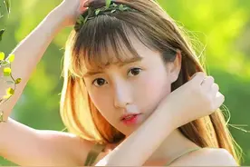 小伙为治病，不得不解开了她的连体裙。视频封面