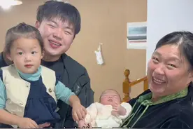 今天去参加嫂子的宝宝宴，满月的小宝抱在怀里还轻啊，胡幼恩喜欢小妹妹非让我抱回家…😂#平平淡淡小日子 #记录真实生活 #记录日常生活视频封面