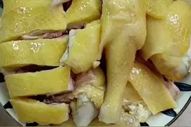 广东经典名菜，白切鸡，鲜甜嫩滑，皮脆肉滑，原汁原味，简单快捷又好吃，大家快来试试吧#家常菜 #白切鸡#广东白切鸡怎么做 #阿花美食家常菜