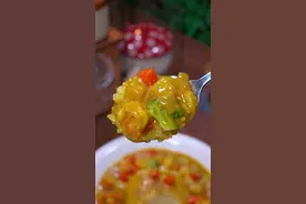 把鸡蛋放入大米中煮熟 出锅就是西餐厅里很多人爱吃的一道美食#咖喱虾#咖喱虾仁饭#我的厨房日记 #家常菜