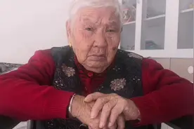 90岁老太太戴了几十年的戒指丢了，心情可想而知视频封面