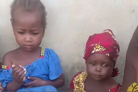 非洲孩子太多了吃饭用手抓着吃香，视频封面