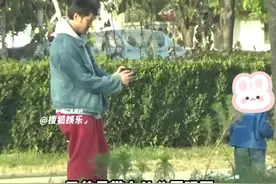 #王传君扛起女儿摘柿子 不工作的时候就在享受亲子时光～#王传君 什么时候可以和老婆#齐溪 带着二胎的宝宝一家四口出来玩耍呢～视频封面