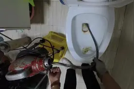 马桶里面掉异物了怎么办，看专业师傅怎么处理###疏通下水道视频封面