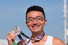 今年最后一场马拉松赛，东莞C区突围～ 说说你2025年目标，随一双跑鞋+完赛T恤+完赛拖鞋！#比赛现场 #因为热爱所以坚持 #东莞马拉松 #抖音送你去跑马视频封面