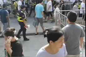 服装历史30年以来，广州第一次见到打工人没事干。广州所有的内单市场全面熄火了，数十万人没事干，上万人抢一件衣服。只为了一份工作。上半年每天600-800-1000日收入，还难招人，下半年变成了没事干，到底是什么原因。#广州制衣村 #康乐鹭江 #记录真实服装人 #努力的服装人 #带你走进服装厂视频封面