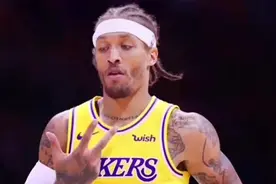 曾经和杜兰特齐名的比斯利11年NBA生涯一共拿了多少荣誉和薪水？视频封面