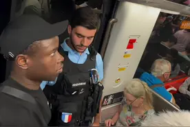 当你在地铁试图和警察对视时...视频封面