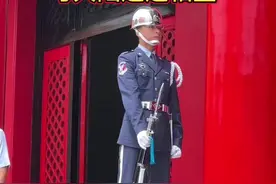 台北忠烈祠坐西朝东与大陆遥遥相望，這裡換崗的時間最長遊客卻是最少的，如果有機會來台灣一定要來看看哦。#台湾#台北忠烈祠视频封面