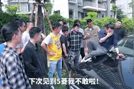 开奔驰一定要低调！ #路怒症 #做人要低调 #搞笑 #意想不到的结局视频封面