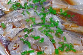 清蒸鲳鱼 清蒸鲳鱼像我这样做鲜嫩多汁，入口即化，喜欢的你也赶快试试吧#清蒸鲳鱼 #家常菜