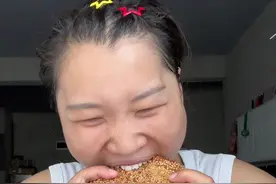 报告同学们，品牌方怕我噎过去给我寄了#好望水薏米水，终于可以喝上一口了。大家今天可以安心看视频，不用担心我被噎着了。#美好捕捉计划#快吃吧大馋丫头 #一吃一个不吱声 #不敢想象这一口多好吃