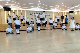 合唱节目排练中，父母托举的意义#记录这一刻视频封面